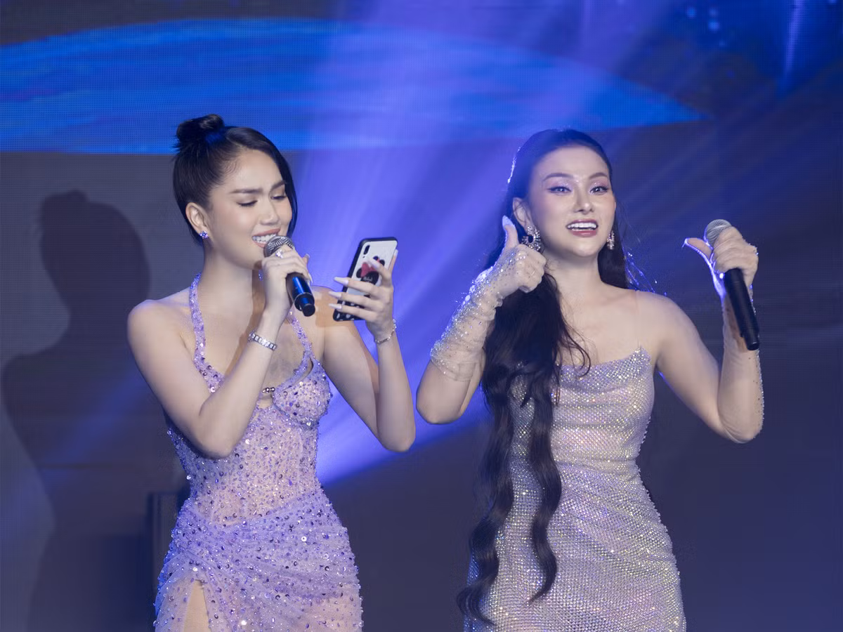 Ca sĩ Thu Thủy thể hiện vũ đạo "bốc lửa" trong ca khúc “Nói yêu em vậy đi”. Tiết mục được khán giả tán thưởng nhất là màn song ca "Think of you" của Ngọc Trinh và Thu Thủy.