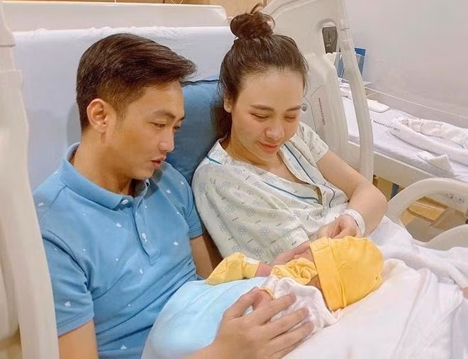Ngày Suchin chào đời, đích thân Cường Đô La chia sẻ bức ảnh lâm bồn thành công của Đàm Thu Trang. Nhiều người dành lời khen cho nhan sắc rạng rỡ ngay cả trên bàn đẻ của Đàm Thu Trang.