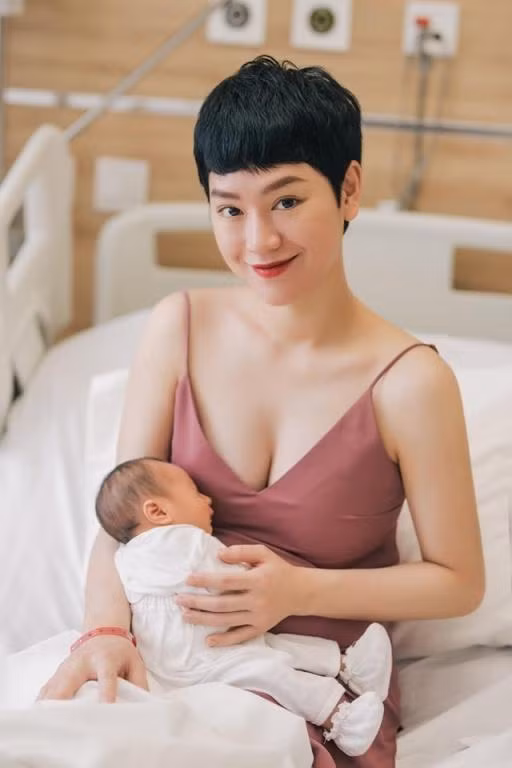 Không chỉ ca sĩ Phạm Quỳnh Anh, rất nhiều bà mẹ bỉm sữa gây sốt với khoảnh khắc chỉ vừa sau sinh vẫn giữ vững phong độ nhan sắc, trong đó phải kể đến Trà My Idol. Nữ ca sĩ vẫn giữ nguyên nét đẹp dường như không hề thay đổi so với lúc chưa sinh.
