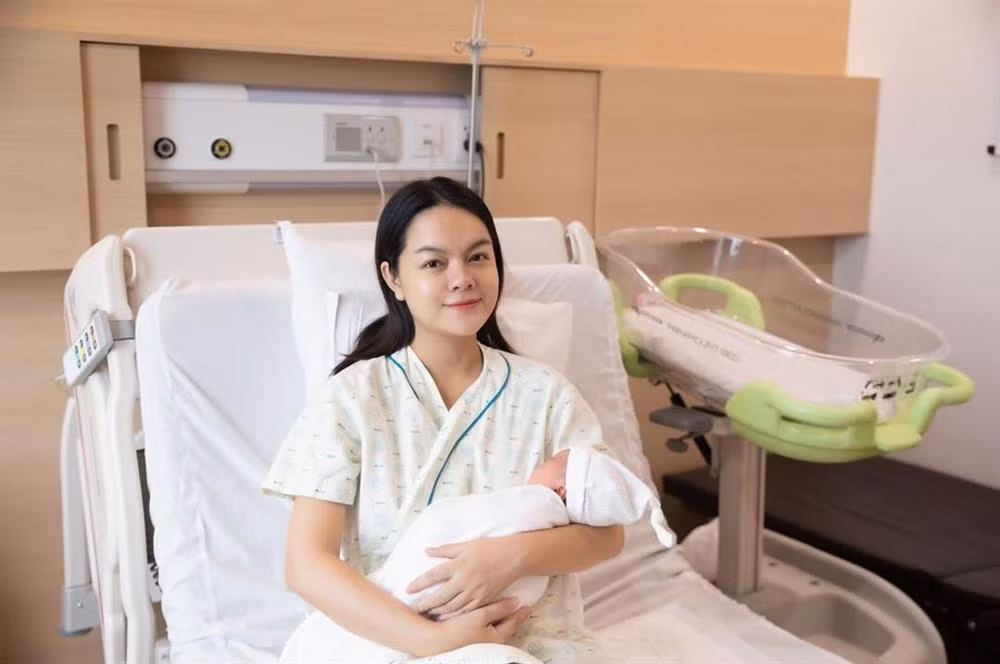  Phạm Quỳnh Anh hạ sinh tiểu công chúa thứ 3 hôm 18/7 là thông tin được khán giả quan tâm. Người đẹp chia sẻ bức ảnh bế bé Zoey, nặng 3,135 kg gây sốt. Có thể thấy, dù vừa mới lâm bồn song nhan sắc của nữ ca sĩ vẫn rất xinh đẹp cùng làn da căng bóng, mướt mịn dù không trang điểm gì.
