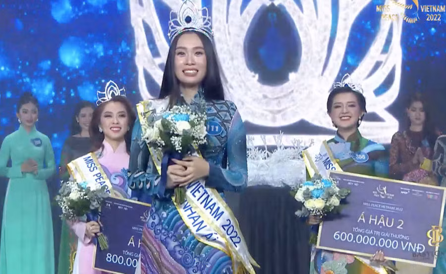 Nguoi dep tung mac chung kho doc dang quang Miss Peace Vietnam 2022