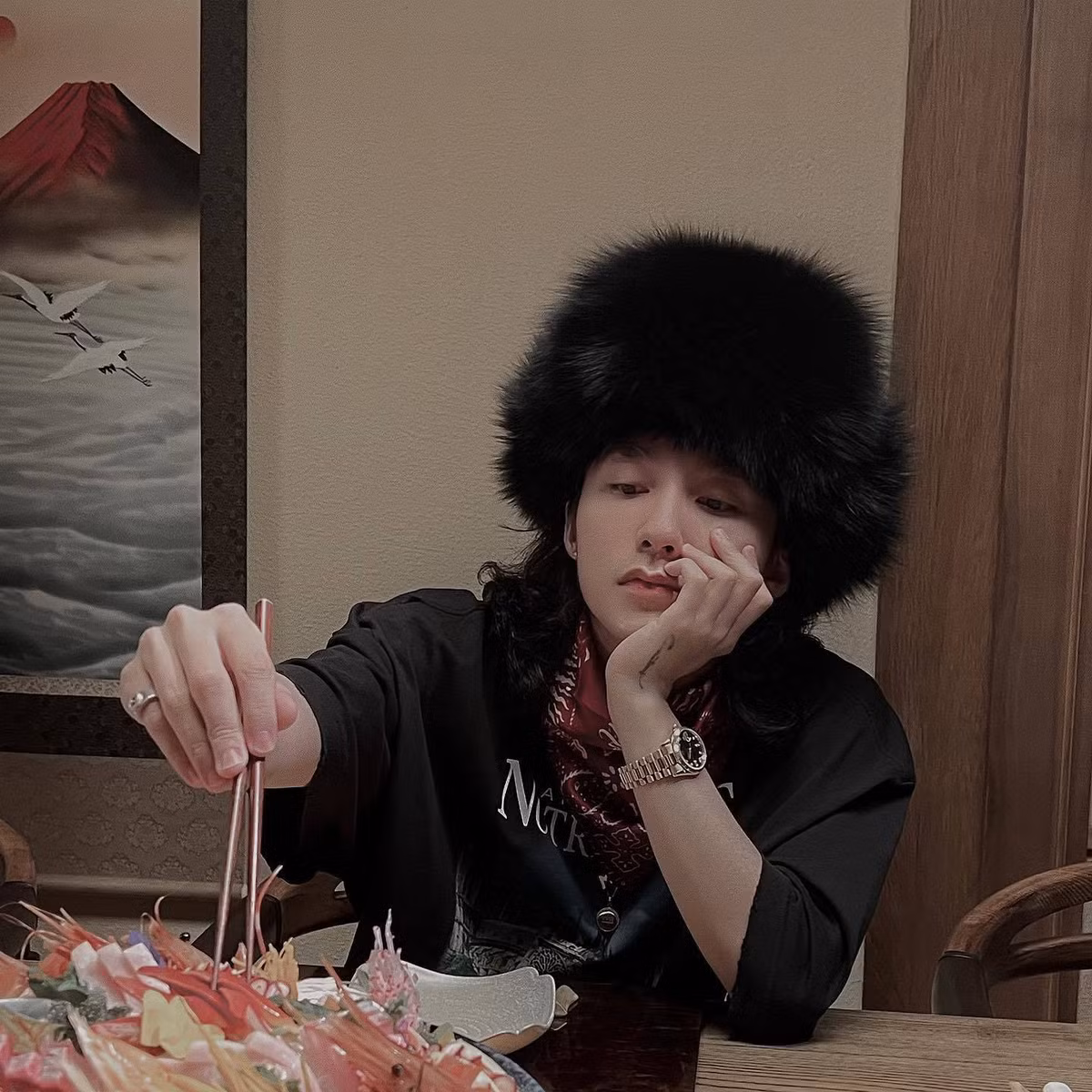 Sơn Tùng M-TP diện chiếc mũ lông gây tranh cãi được cho sao chép phong cách rapper G-Dragon (Hàn Quốc).