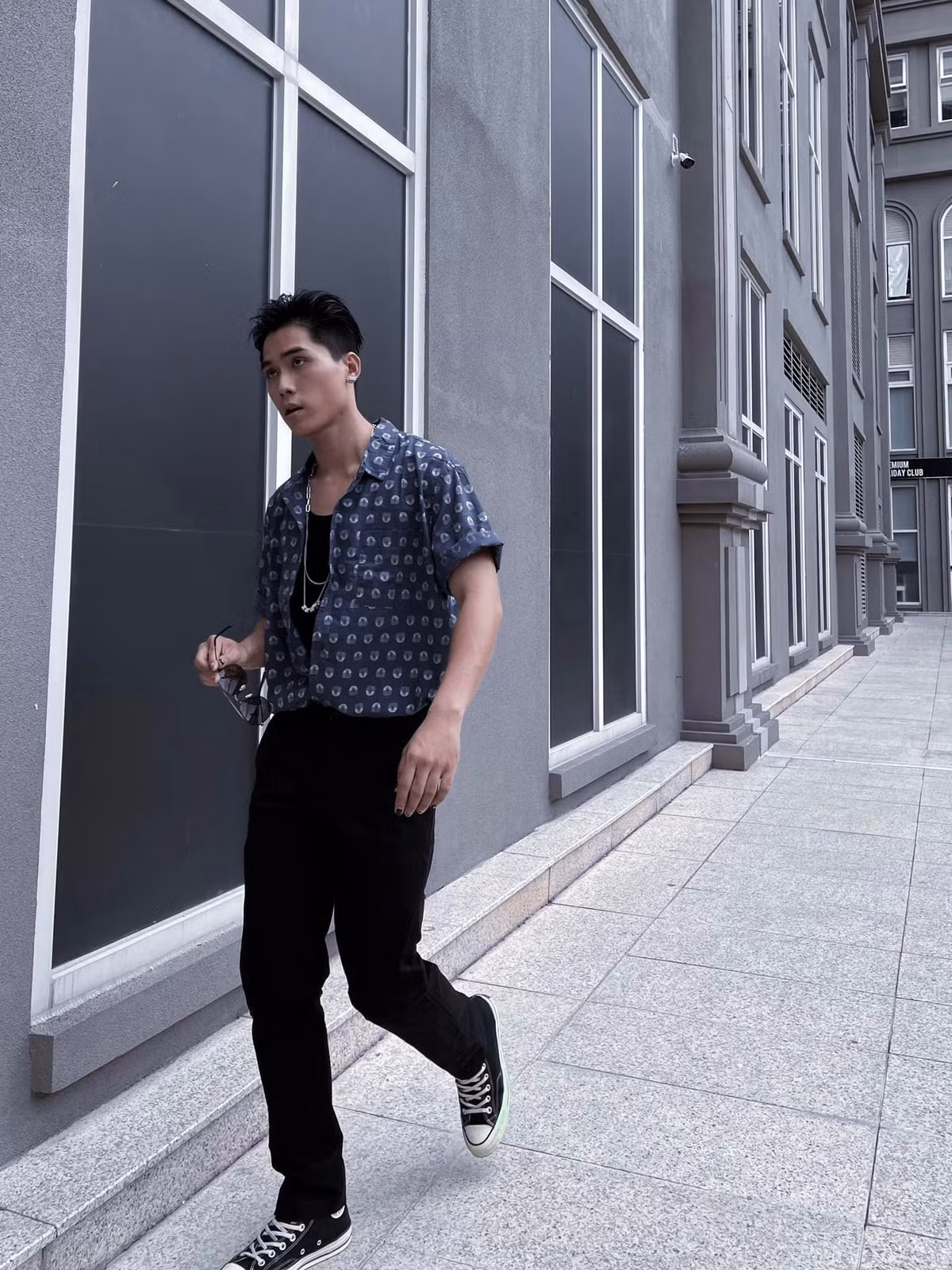 Võ Điền Gia Huy điển trai dạo phố.