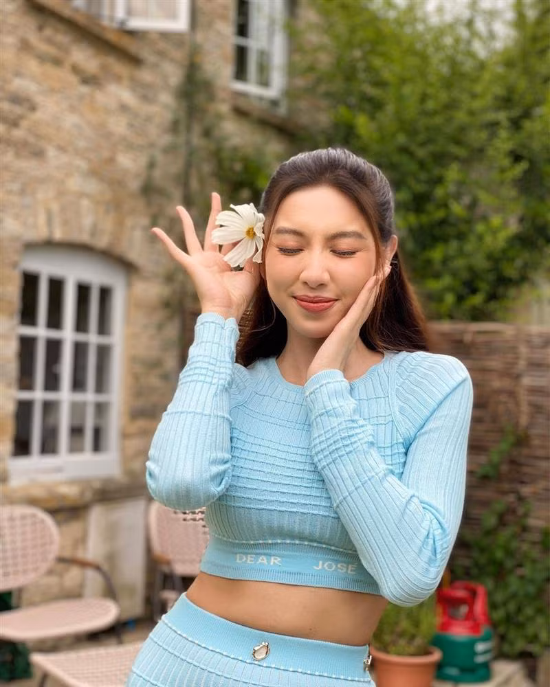 Dù màn "phá dáng" có sự góp sức của chiếc áo nhưng không thể phủ nhận bụng nàng hậu sinh năm 1998 ngày càng nhiều mỡ.