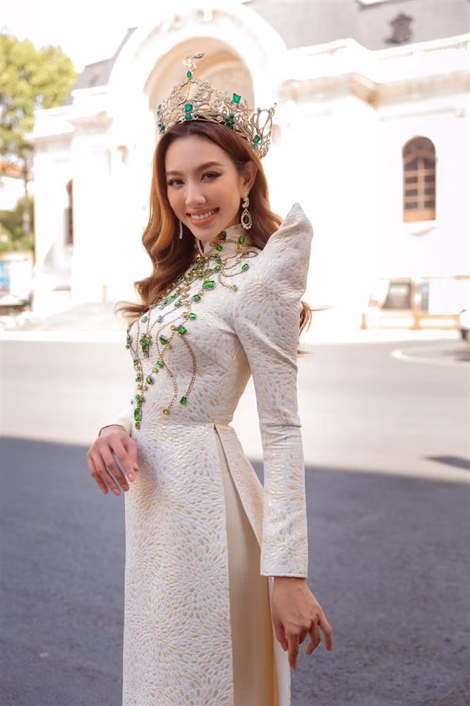 Người hâm mộ cho rằng Thùy Tiên nên sử dụng các loại quần cạp cao hoặc chất liệu cứng để "chữa cháy" tạm thời hoặc có cách xử lý "bé mỡ" hoàn toàn, giúp diện mạo trở nên hoàn hảo hơn.