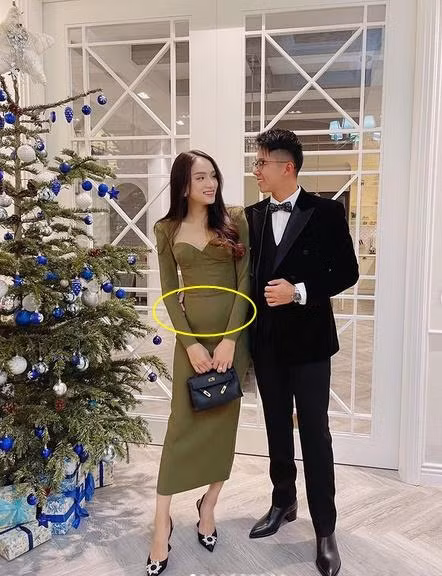 Lỗi thời trang này rất nhiều người đẹp mắc phải, trong đó có Hương Giang. Trong ảnh sinh nhật bên Matt Liu mới đây, hoa hậu chuyển giới cũng bị soi vòng hai kém thon khi diện đầm bó.