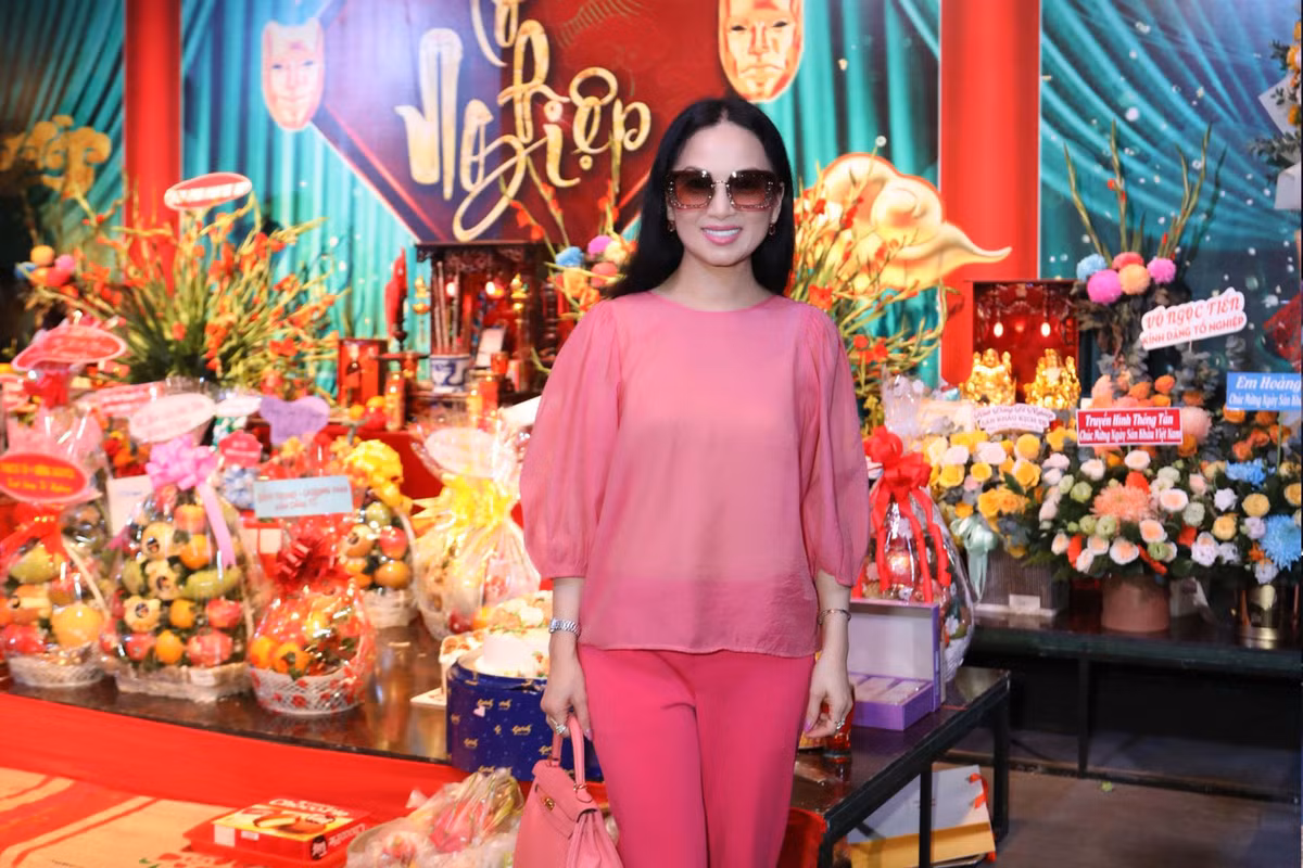 "Ca sĩ tỷ phú" Hà Phương lần đầu về Việt Nam cúng Tổ nghề - Hình 2