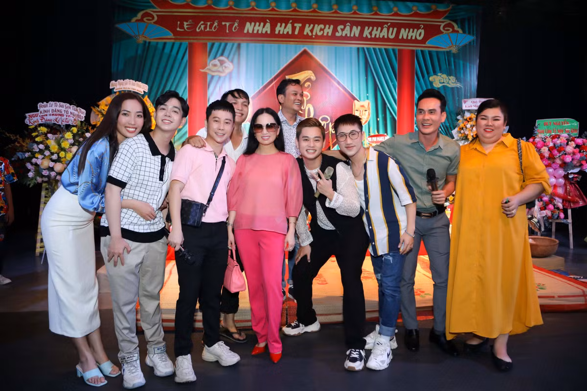 "Ca sĩ tỷ phú" Hà Phương lần đầu về Việt Nam cúng Tổ nghề - Hình 6