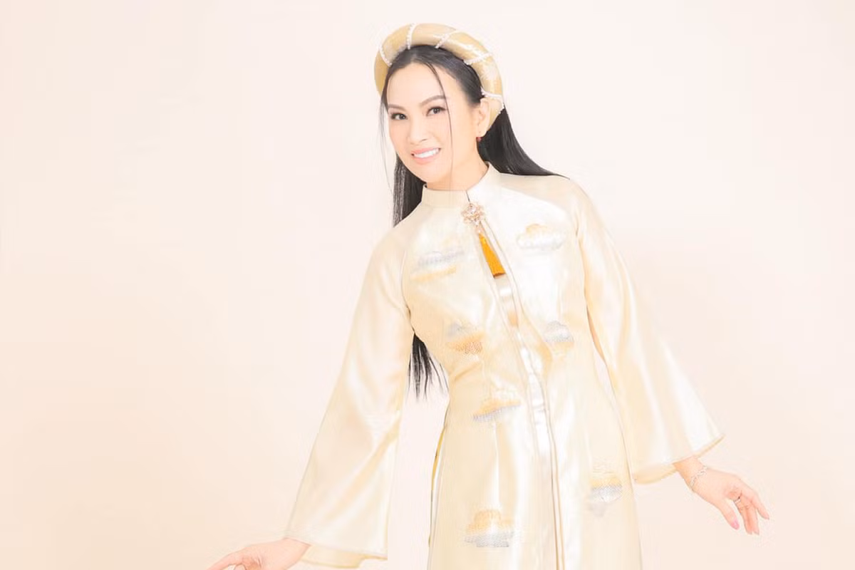 "Ca sĩ tỷ phú" Hà Phương lần đầu về Việt Nam cúng Tổ nghề - Hình 4