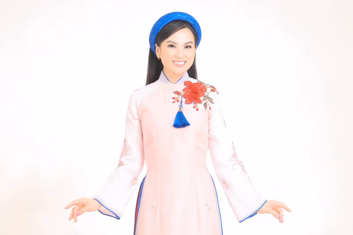 "Ca sĩ tỷ phú" Hà Phương lần đầu về Việt Nam cúng Tổ nghề - Hình 5