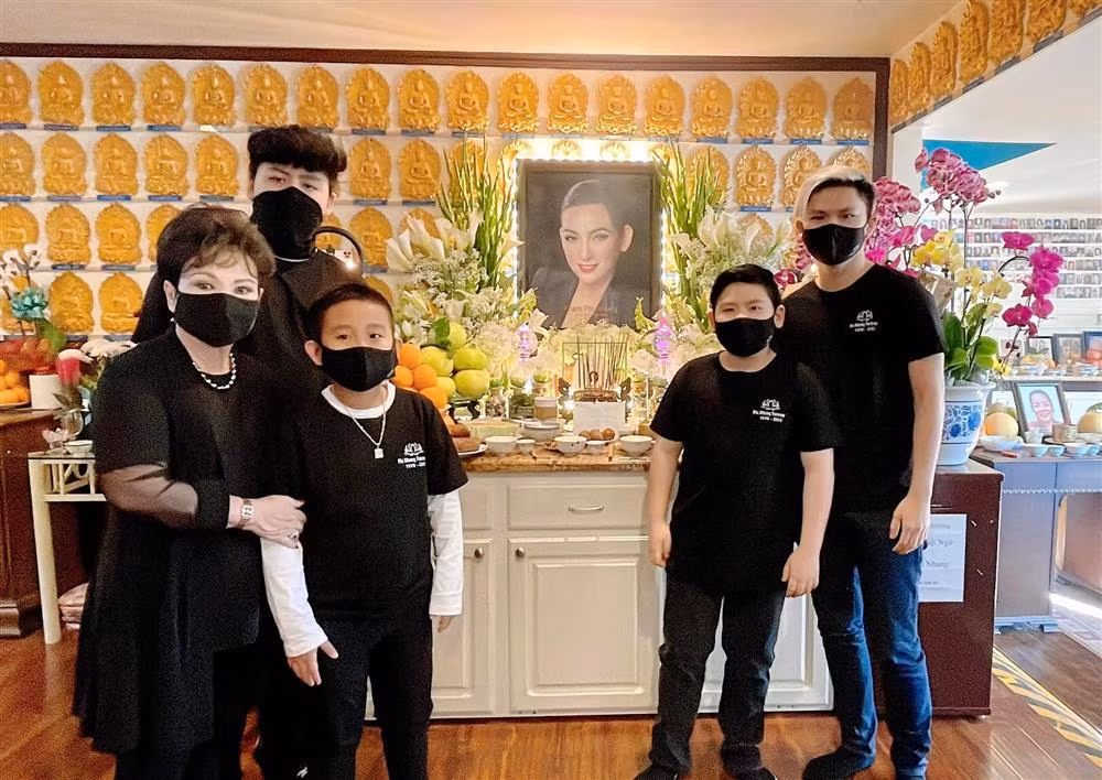 Ngày 28/9, ca sĩ Phi Nhung ra đi sau thời gian chiến đấu với COVID-19. Phi Nhung mất, Việt Hương đích thân đưa tro cốt ca sĩ về Mỹ đoàn tụ với con gái. Ngày 12/10 (theo giờ Mỹ), tang lễ Phi Nhung diễn ra. Rất đông bạn bè, đồng nghiệp và người hâm mộ đã đến tiễn biệt cố ca sĩ đoạn đường cuối. Cho tới ngày 14-15/11/2021, gia đình tại Mỹ và Việt Nam đã tổ chức lễ Chung Thất (cúng 49 ngày) chu đáo cho cố ca sĩ.