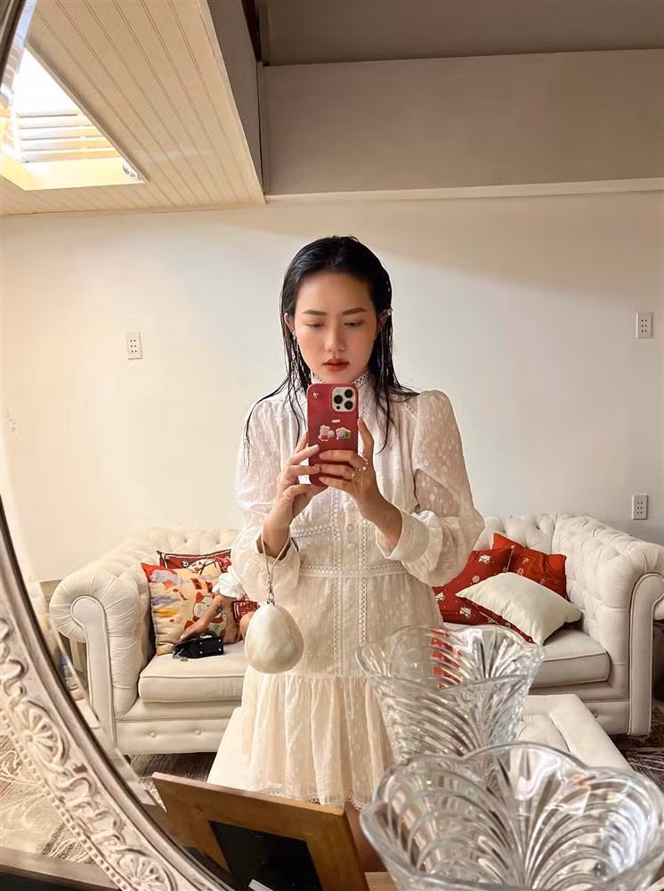 Phan Như Thảo bất ngờ lên đồ lồng lộn, trang điểm đậm và tag chồng vào bài viết: "Hôm nay em tạm xin phép không ngoan". So với hình ảnh giản dị mọi khi, pha lột xác thành "gái hư" này nhanh chóng nhận được sự tán thưởng từ phía người hâm mộ.
