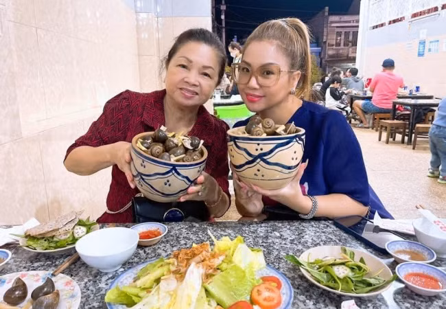 Minh Tuyết cùng mẹ thưởng thức món ốc nhồi thịt đặc sản Đà Lạt.