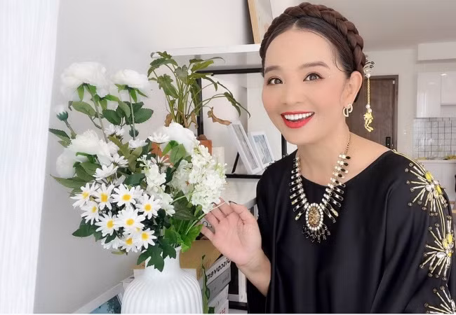 Diễn viên Hoài An nhan sắc rạng rỡ ở tuổi 48.