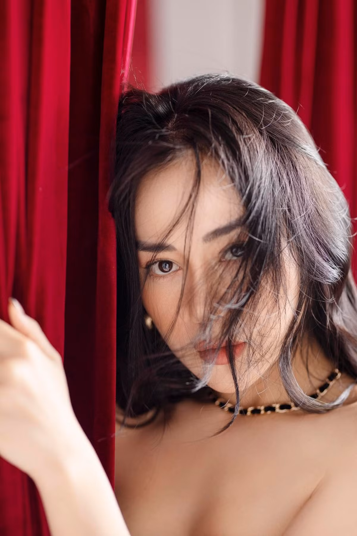 Gần đây nữ diễn viên liên tục khiến fan mê mẩn vì trình làng những bức hình sexy, khoe vòng eo nhỏ cùng nhan sắc ấn tượng ở tuổi 33, khác biệt hoàn toàn với nhân vật Phương Nam cô đảm nhiệm gây bão trên truyền hình 1 năm trước.