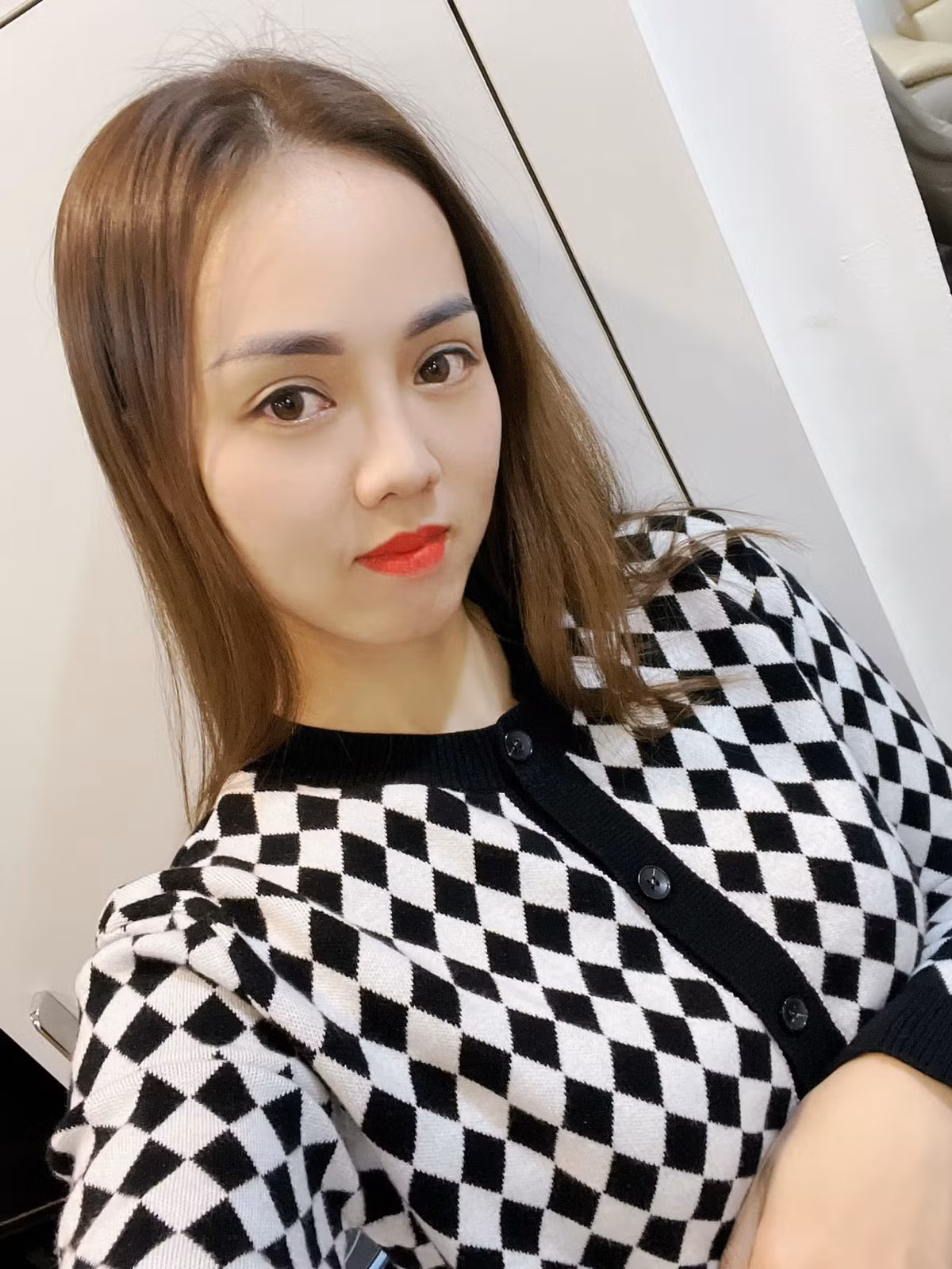 Vợ Công Lý đăng tấm ảnh selfie đầu tiên của năm.
