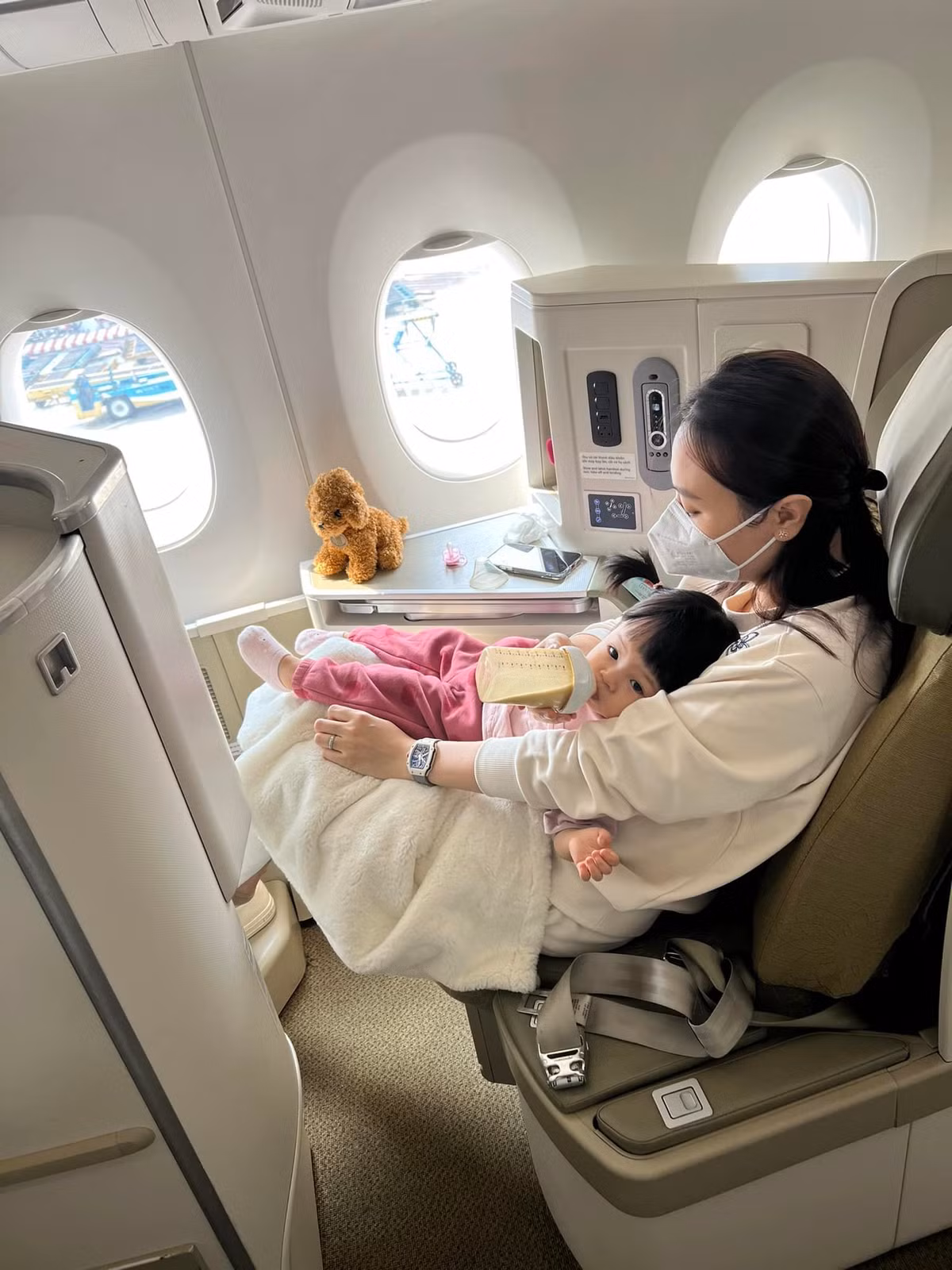 Đàm Thu Trang chăm sóc con gái cưng.