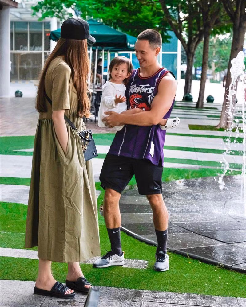 Kim Lý không chỉ tạo dáng nhí nhố mà còn xí phần trông con cho Hà Hồ thả dáng chụp ảnh.