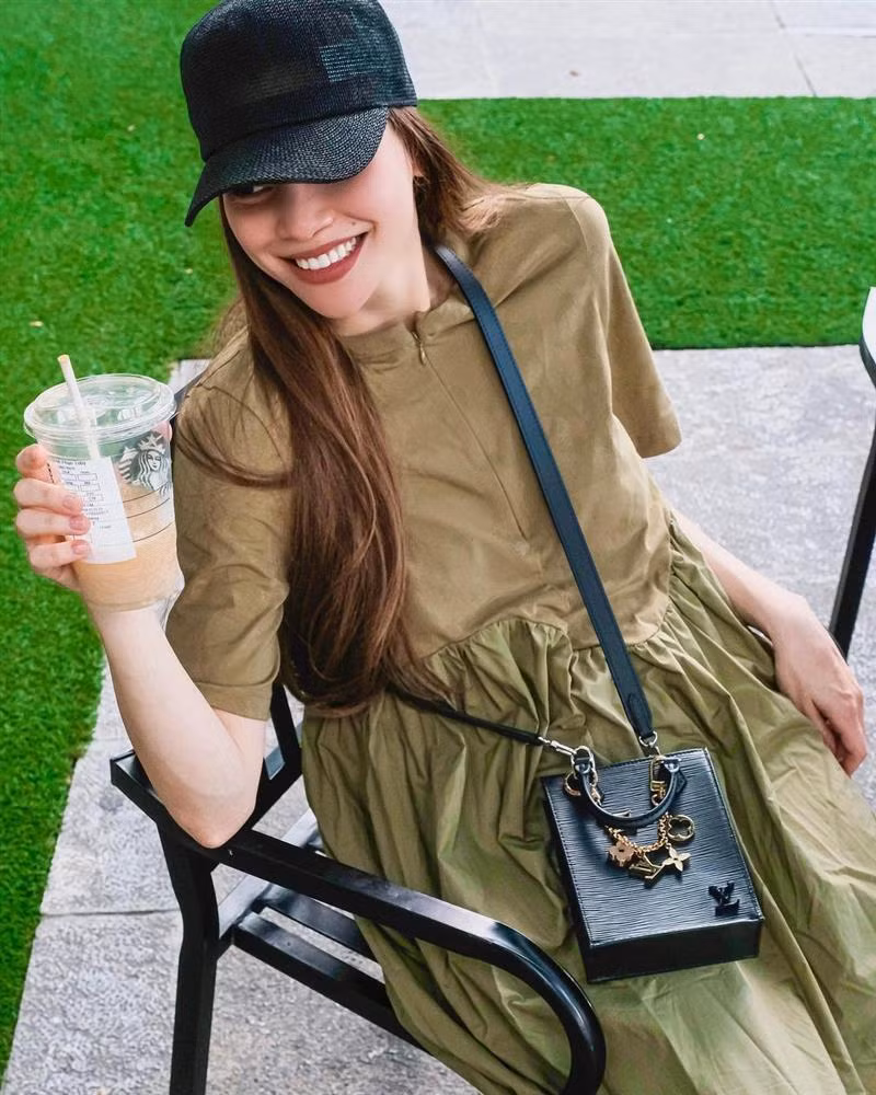 Đáng tiếc là chiếc túi Louis Vuitton cùng đôi dép bệt Chanel không thể nâng tầm bộ trang phục bởi chiếc đầm quá nhàu nhĩ.