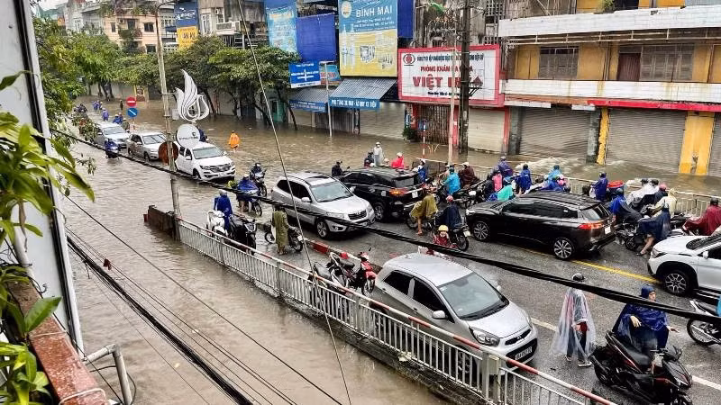 Chân cầu Đò Quan một bên ngập nặng, nhiều phương tiện phải quay đầu (Ảnh: T.K). 