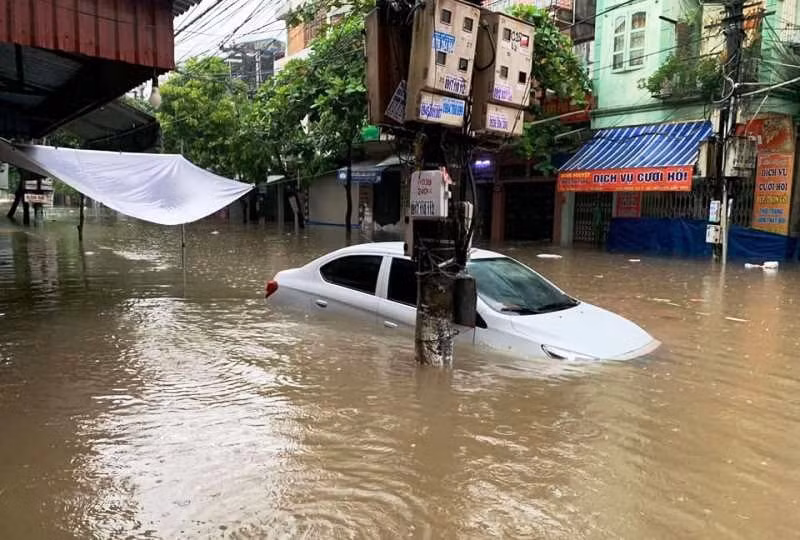 br/> Theo ghi nhận, các phố chính tại thành phố Nam Định như: Lê Hồng Phong, Trần Hưng Đạo, Quang Trung, Hai Bà Trưng, Bà Triệu... đều bị ngập sâu. Ngập nặng nề nhất phải kể đến tuyến đường Đông A và khu vực vùng trũng như Máy Tơ, Phan Đình Phùng, Hàng Thao, Máy Chai... Có những tuyến phố ngập sâu đến 80cm. Nước mưa ngập đến nửa thân xe ô tô ở đường Tô Hiệu, thành phố Nam Định (Ảnh: CTV).
