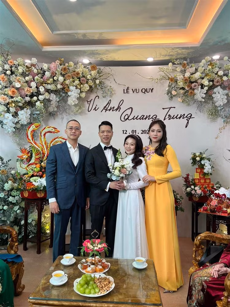 Sáng 12/1, ông xã Ngọc Thạch hào hứng chia sẻ niềm vui gia đình có hỷ sự. Theo đó, hôm nay là Lễ Vu Quy của em gái thiếu gia Dương Kon - Vi Anh. Bức ảnh vợ chồng Ngọc Thạch cùng bố mẹ bên cô dâu chú rể trong hỷ sự của gia đình thu hút sự chú ý. Chia sẻ hình ảnh ngày chung đôi của em gái, Dương Kon hào hứng giới thiệu: "Đám hỏi gái rượu".