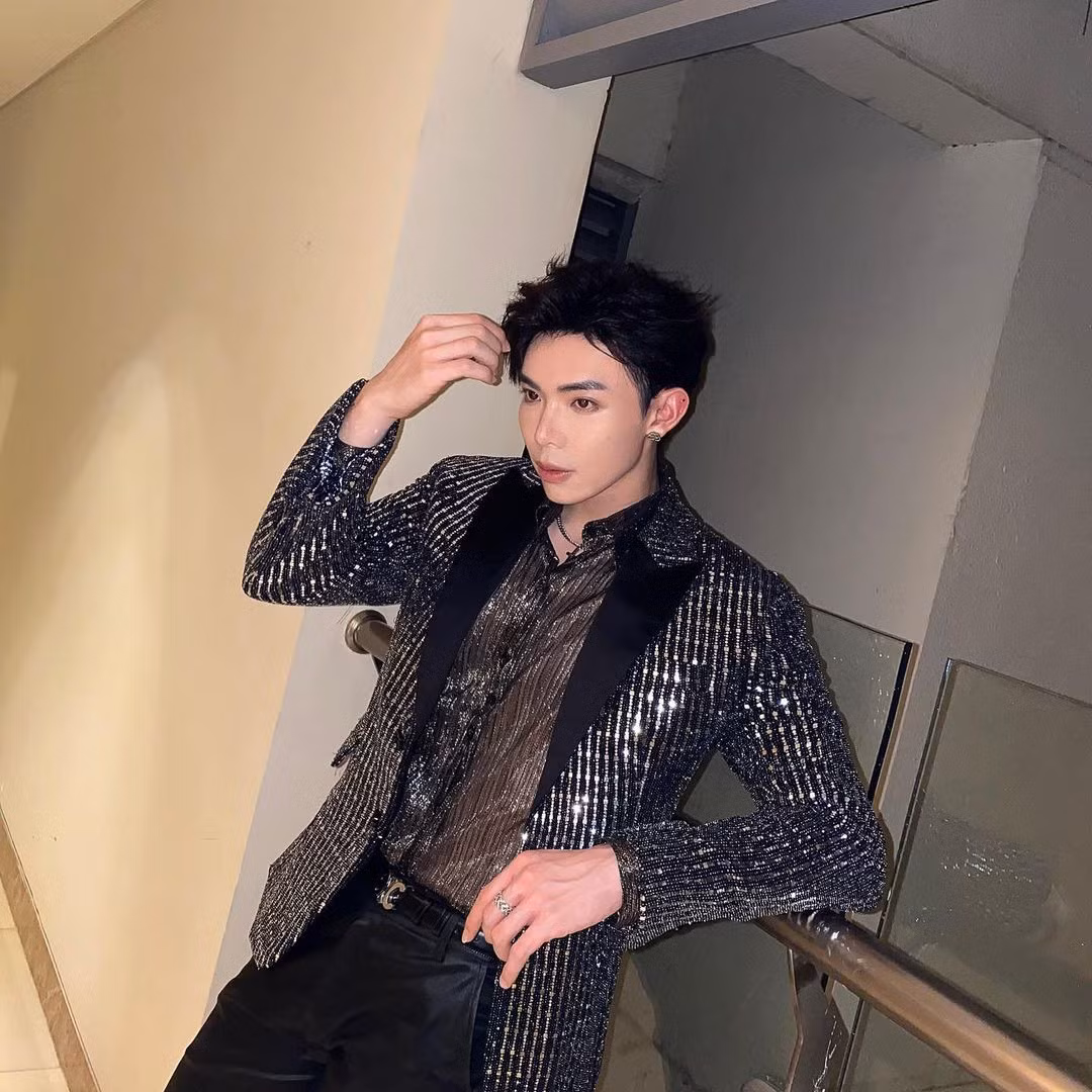 Erik lên đồ lấp lánh đi diễn.