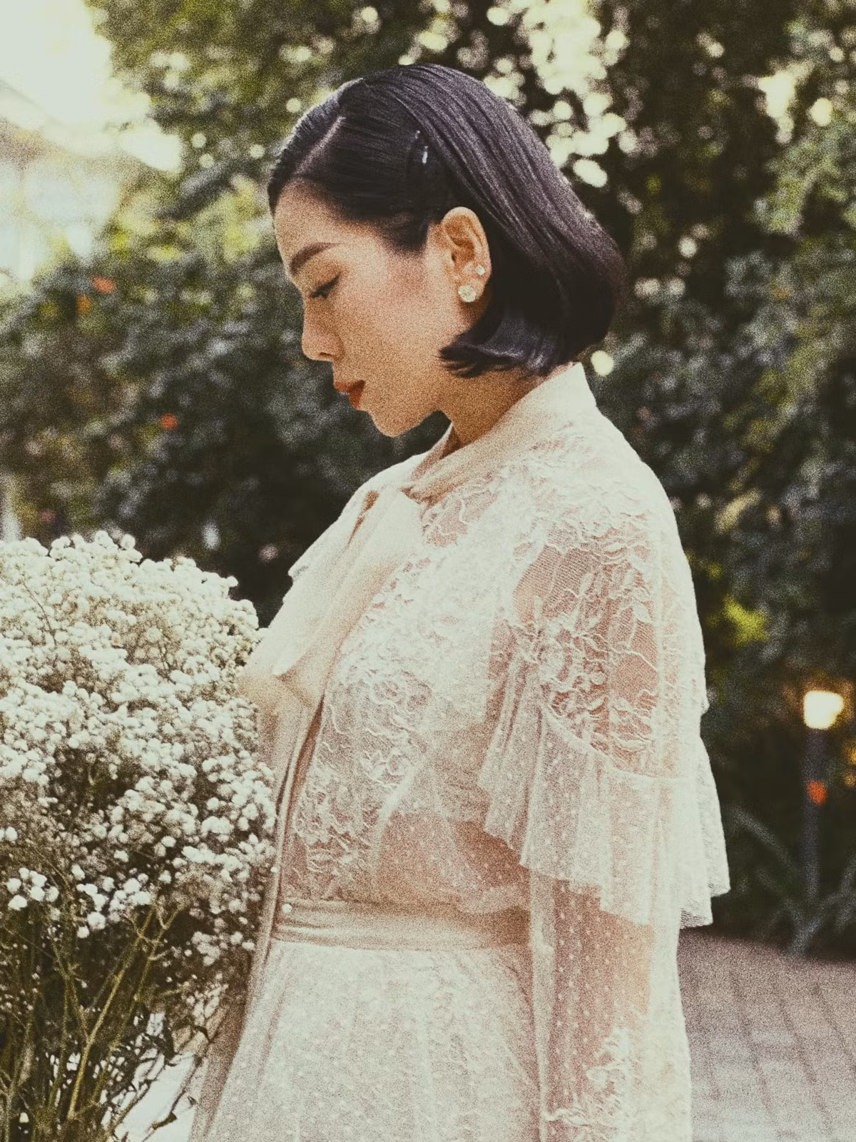 "Hà Nội đang bước vào mùa đẹp nhất trong năm đấy, khúc giao mùa hay mang lại cho người ta nhiều xúc cảm", Lệ Quyên tâm trạng.