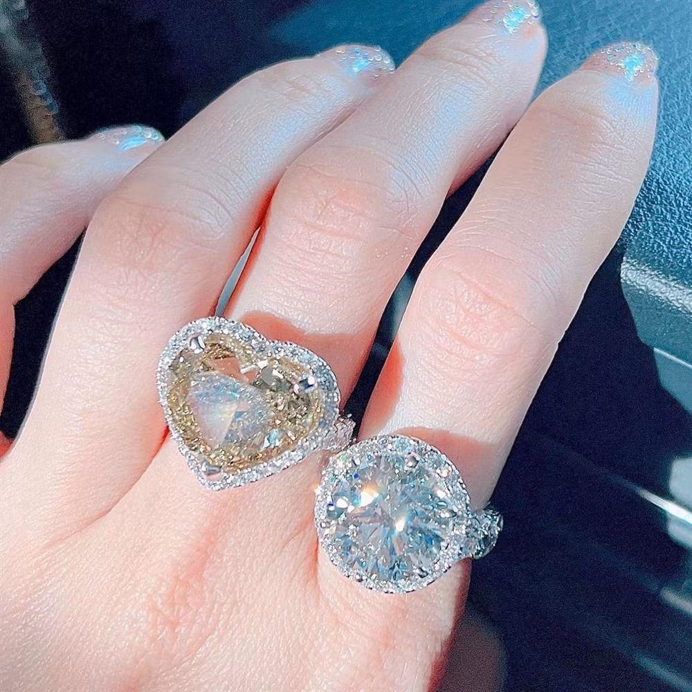 Kích thước chiếc nhẫn khá lớn, thậm chí có phần lớn hơn chiếc nhẫn tròn cô thường đeo (mà theo đồn đoán là lên tới 50 tỷ đồng) nên dân mạng cực kỳ tò mò về giá trị món trang sức này.