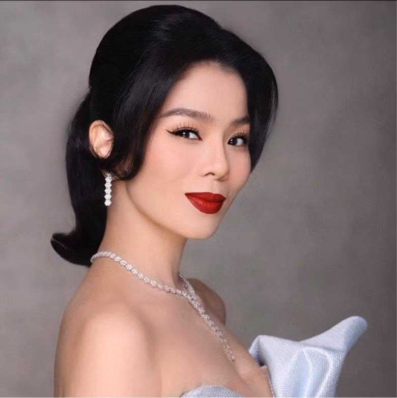 Những chiếc nhẫn kim cương trở thành vật bất ly thân ngay cả khi mỹ nhân sinh năm 1981 sinh hoạt thường ngày. Đến khi lên sân khấu, cô dát thêm những món phụ kiện đắt đỏ khác như trang sức, khuyên tai đồng điệu.
