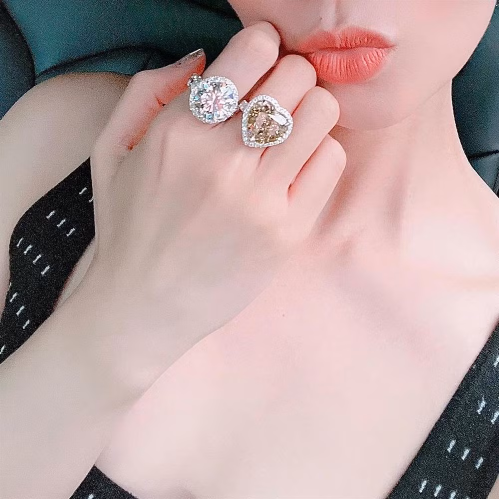 Le Quyen khoe nhan moi, hoa mat bo suu tap kim cuong khung
