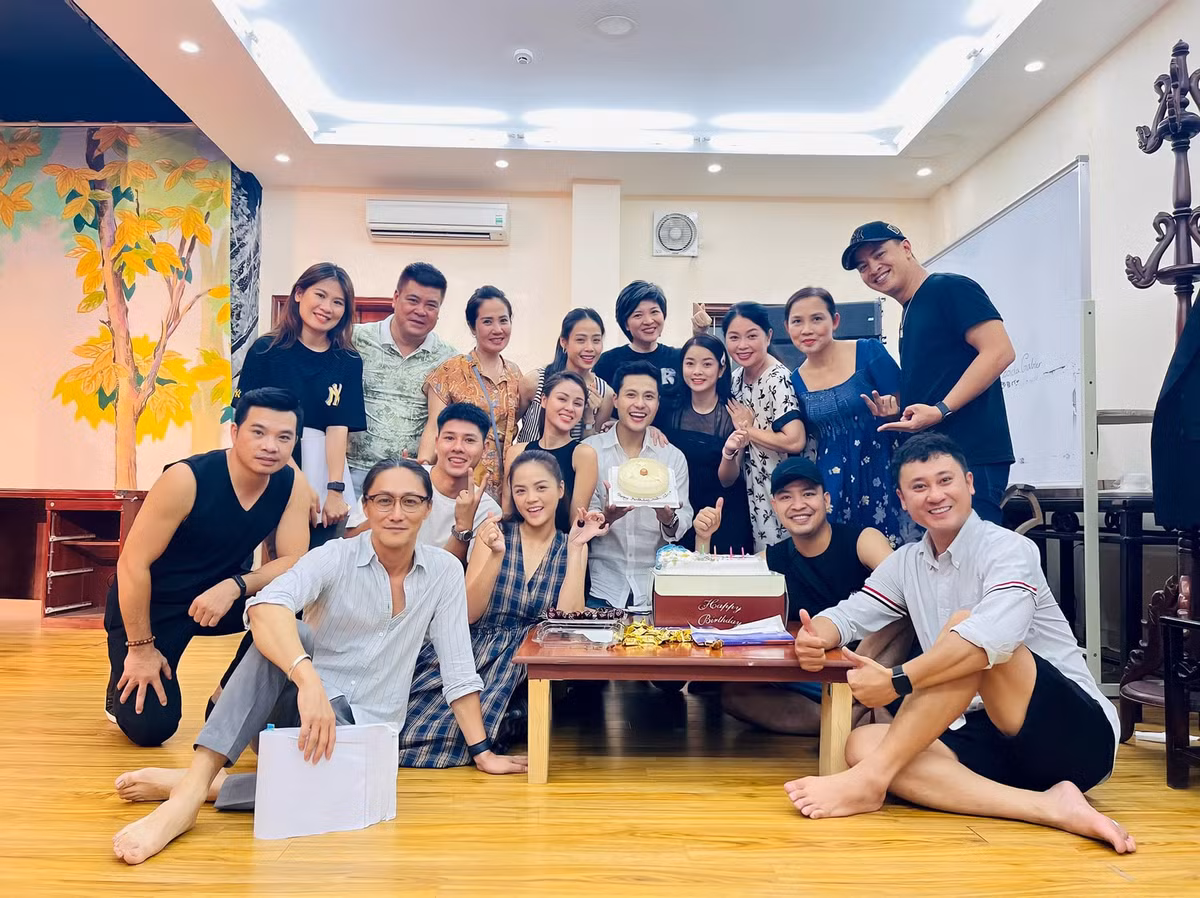 Thu Quỳnh cùng đồng nghiệp tổ chức tiệc sinh nhật cho diễn viên Thanh Sơn.