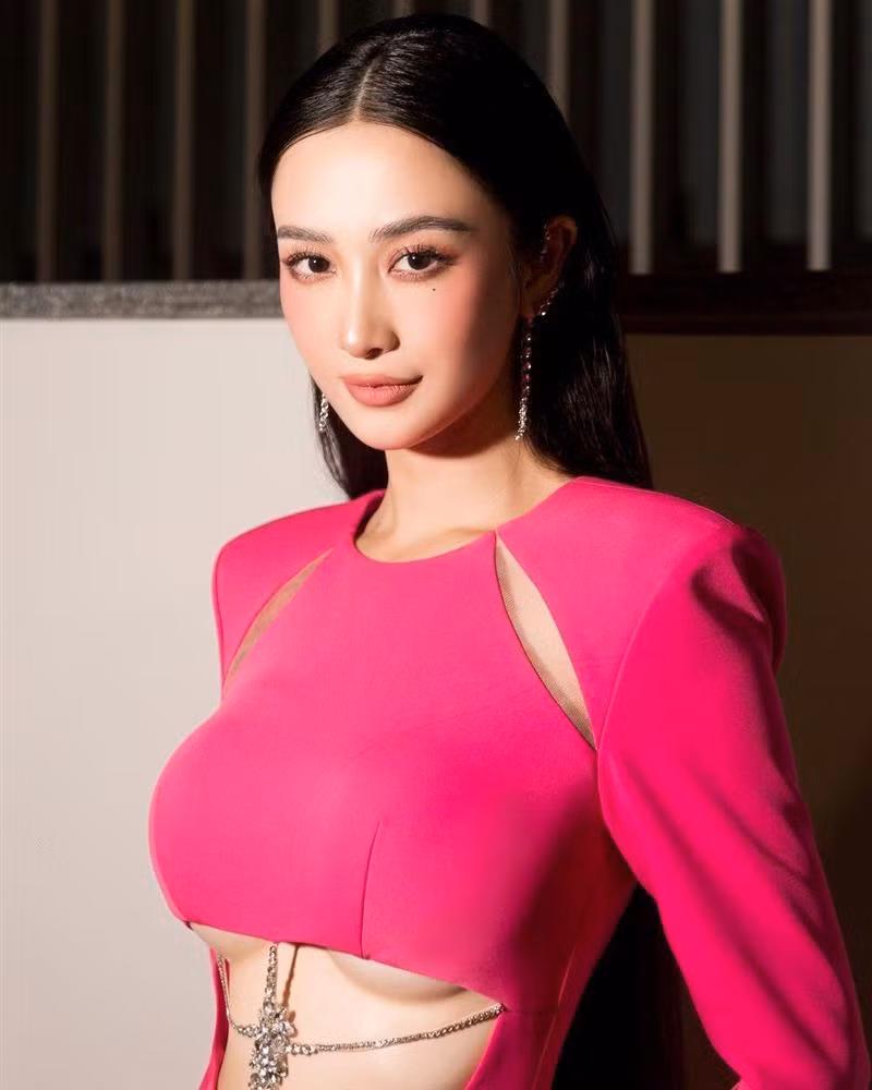 Chẳng cần trang điểm hay làm tóc cầu kì, sắc vóc ngày càng xinh đẹp và quyến rũ của cô nhận được nhiều lời khen từ công chúng.