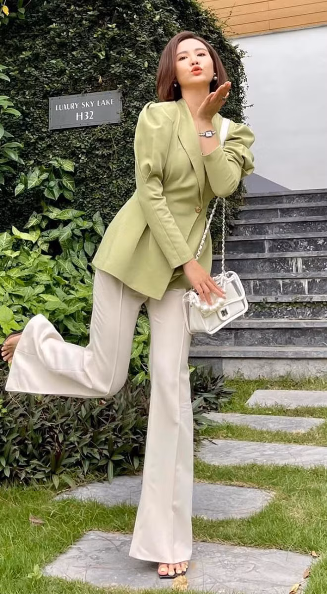 Mỹ nhân gốc Hà Thành ưa chuộng các bộ suit sang chảnh khi vào vai Trang, dù có hàng trăm bộ khác nhau nhưng tất cả đều có một điểm chung "chiết eo" đầy trẻ trung. Đây được xem là bộ phim khiến Huyền Lizzie "đau ví" nhất vì mua quần áo, nhưng đầu tư bao nhiêu thì "đáng đồng tiền bát gạo" bấy nhiêu. 