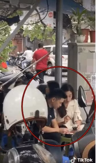  Thời gian qua, Hoa hậu Đỗ Mỹ Linh và con trai út của bầu Hiển nhiều lần lộ hint hẹn hò và sắp đám cưới. Người đẹp thường xuyên xuất hiện trong những buổi tụ họp cùng các thành viên trong gia đình bầu Hiển. Không ít lần, cả hai cũng bị bắt gặp đi sự kiện chung. Gần đây, cặp đôi còn có chuyến đi du lịch nước ngoài, nên nhiều người đã nghi vấn Đỗ Mỹ Linh và Đỗ Vinh Quang đi chụp ảnh cưới. Dân tình không khỏi ngưỡng mộ vì độ xứng đôi của Đỗ Mỹ Linh và Đỗ Vinh Quang. Dù đã có nhiều tin đồn nhưng cả hai vẫn chưa lên tiếng xác nhận.