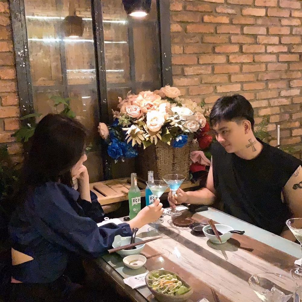 Hoài Lâm liên tục xả ảnh bên bạn gái sau livestream bất ổn - Hình 4 Hoai Lam lien tuc xa anh ben ban gai sau livestream bat on-Hinh-4