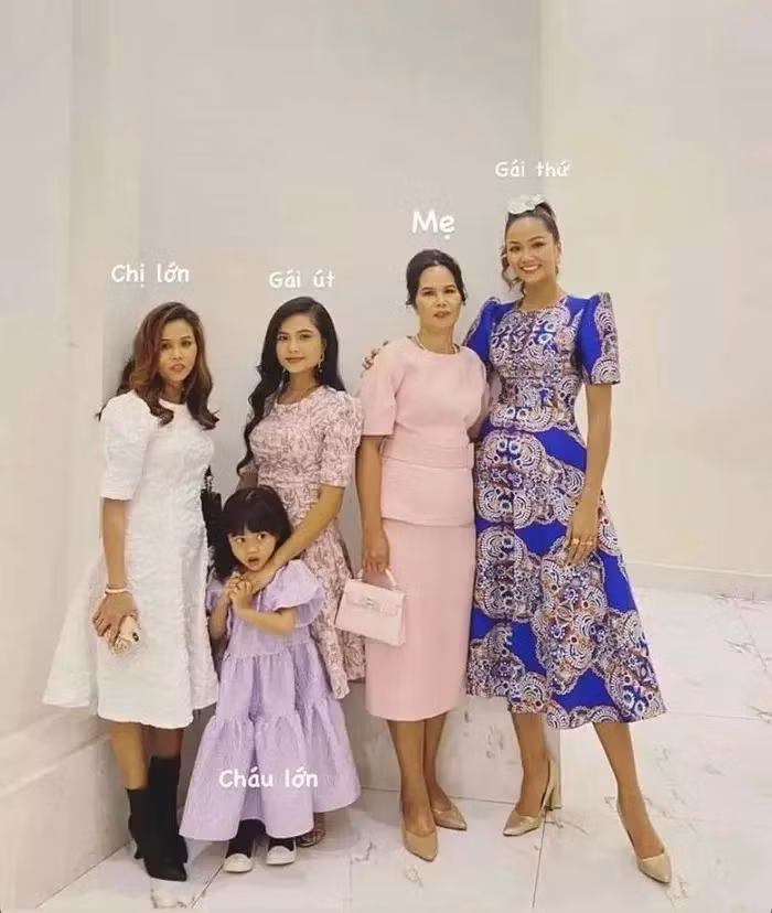 H’Hen Niê được biết tới là con gái thứ trong gia đình 3 chị em gái. Mẹ H'Hen Niê trẻ trung với trang phục màu hồng.