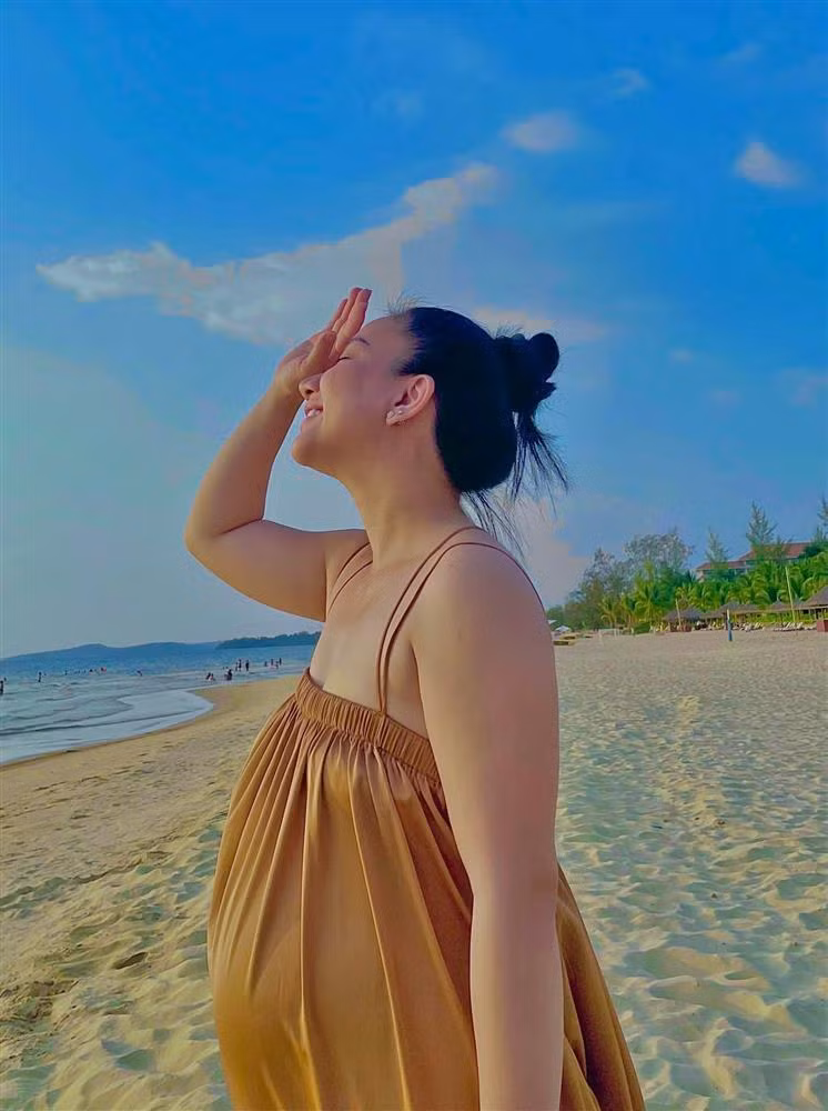 Thậm chí khi đi chơi, cô cũng không ăn diện như bà xã các sao Việt khác.