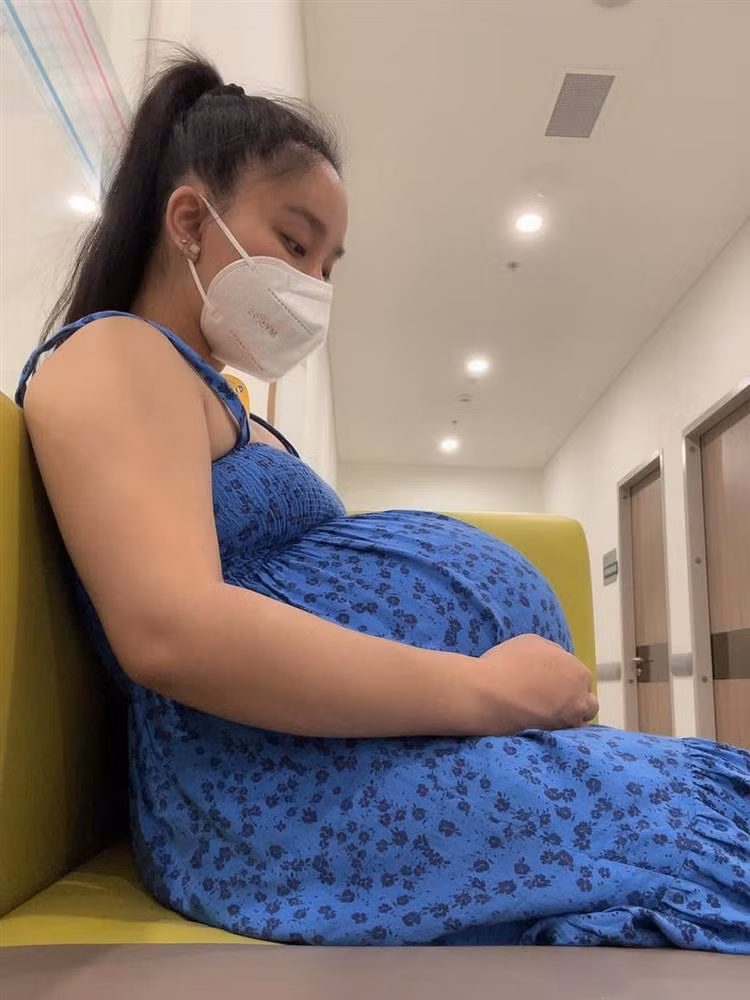Cô mua đủ màu, đủ họa tiết từ hoa nhí, da báo cho đến trơn một màu...