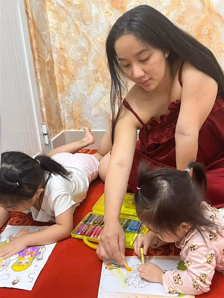 br/> Là vợ của người nổi tiếng, ngay cả khi mang bầu, nhiều người vẫn cố gắng lên đồ sành điệu, dát hàng hiệu từ đầu tới chân. Tuy nhiên riêng với vợ Lê Dương Bảo Lâm, do phải tự mình quán xuyến mọi việc cùng với phong cách có phần giản dị ngay từ khi chưa lấy chồng nên khi mang thai, cô gần như chỉ mặc đúng 1 loại váy. Đó là maxi 2 dây. Khi chưa mang thai, Quỳnh Quỳnh chỉ kết thân với những loại đồ bộ mua rẻ ngoài chợ có giá vài chục ngàn thì khi bầu, cô có vẻ điệu đà hơn đôi chút nhưng cũng chỉ là những chiếc váy maxi bán theo lố.