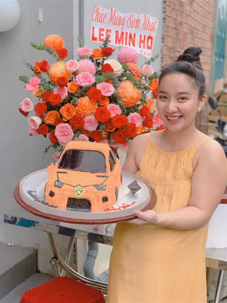 Dù hay "dìm hàng" vợ nhưng Quỳnh Quỳnh giản dị, tiết kiệm và có thể tự làm mọi việc, thậm chí là đi khám thai một mình nên Lê Dương Bảo Lâm có thể "bay show" liên tục.