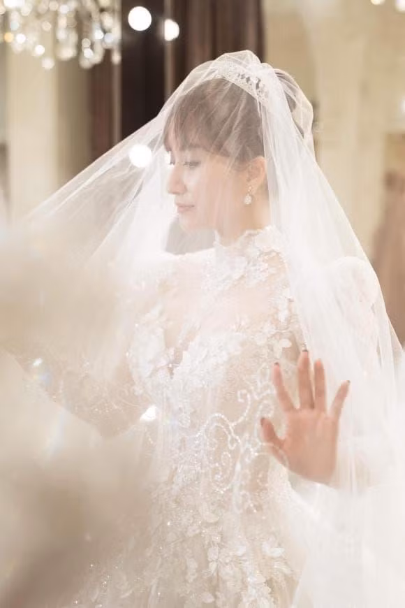 Bước lên xe hoa ở tuổi 40 nhưng Khánh Thi vẫn rất chỉn chu trong khâu chọn váy, tổ chức đám cưới.