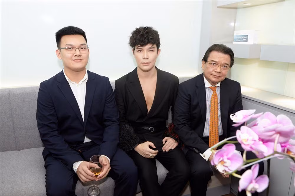 Nathan Lee còn có 1 em trai khá kín tiếng. Cư dân mạng chỉ biết anh chàng đã 20 tuổi và có chiều cao đáng nể: 1m92.