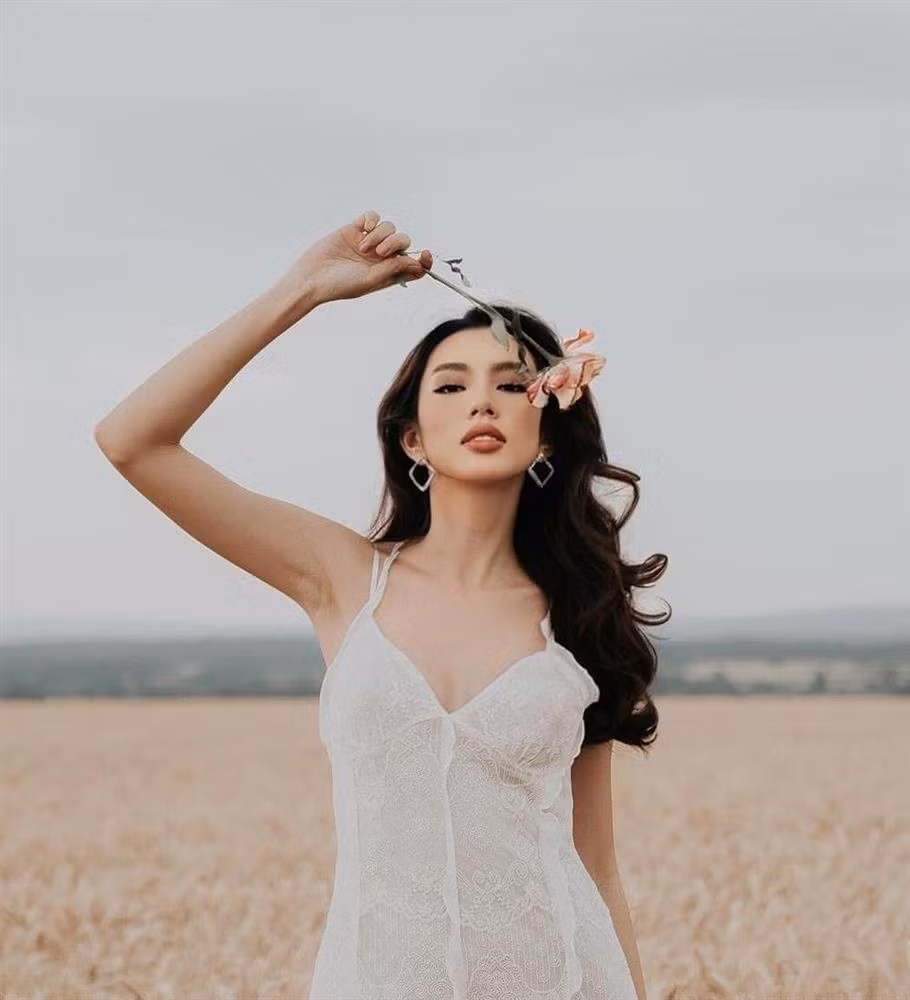Ở một khoảnh khắc khác, dù không bị lỗi quá lộ liễu nhưng phần góc mặt bên phải của cô nàng dường như bị bóp méo hơi quá đà khiến tổng thể gương mặt bị hóp lại, hốc hác đến thiếu tự nhiên. Trước đây, với tính cách thẳng thắn, lầy lội, Thùy Tiên từng không ngại thừa nhận bản thân và ekip cũng "chỉnh nát mặt" để có hình ảnh đẹp hơn trước công chúng.