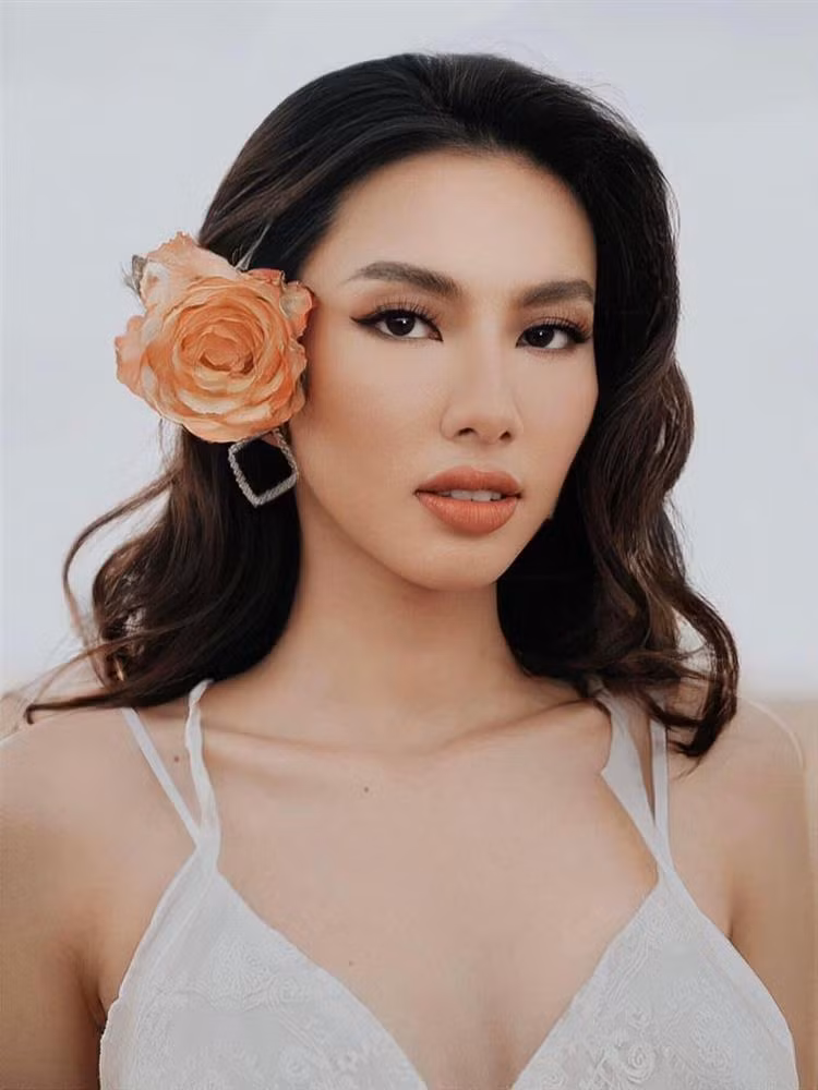 Việc áp dụng phần mềm chỉnh ảnh để có diện mạo hoàn mỹ hơn là bình thường. Tuy nhiên, không phải lúc nào người đẹp Việt cũng có được khung ảnh đã qua photoshop thật ưng ý. Trường hợp "dở khóc dở cười" cùa Thùy Tiên là một điển hình.