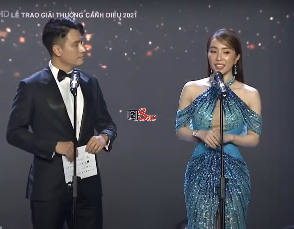Trong những hình ảnh tự đăng, Quỳnh Nga gần như hoàn hảo. Tuy nhiên, một số khác cũng chú ý đến những hình ảnh "bị chụp" của nữ diễn viên. Trên sóng truyền hình Lễ trao giải, sắc vóc Quỳnh Nga hiện lên chân thực nhất. Mặc dù không đến mức "trắng phát sáng" như ảnh tự đăng, song nữ diễn viên vẫn được khen khả ái, đặc biệt là đường cong gợi cảm.