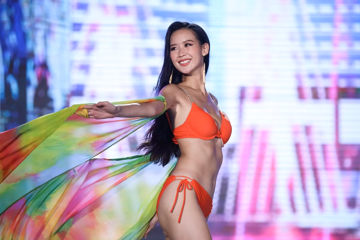 Bảo Ngọc trình diễn áo tắm ở chung kết Miss World Vietnam 2022.