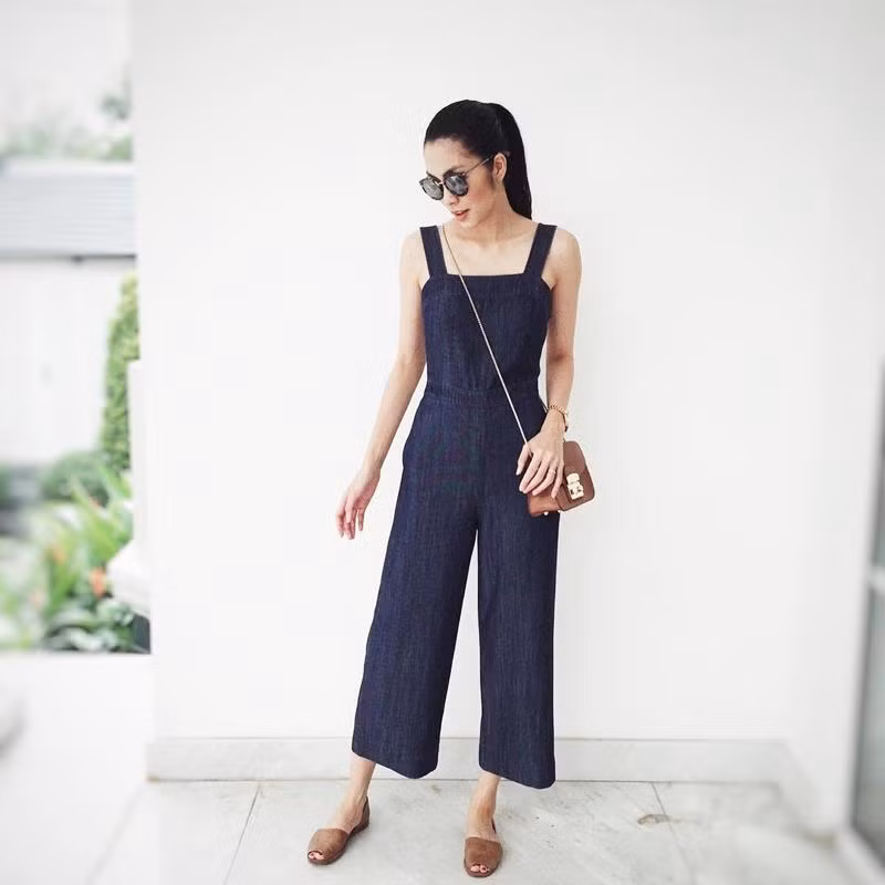 Sau sắc đen, denim chính là chất liệu được Hà Tăng ưa chuộng trong thời gian mang thai. Người đẹp chọn jumpsuit denim với kiểu quần ống rộng kết hợp sandals đế bệt cực tiện dụng.