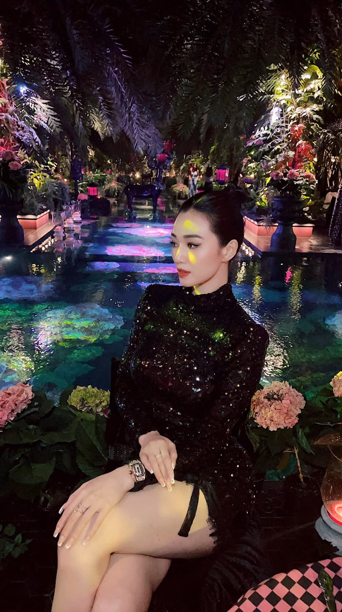 "Những ai nói tiền không thể mua được hạnh phúc, đơn giản bởi họ không biết mua nó ở đâu", Khánh My viết.