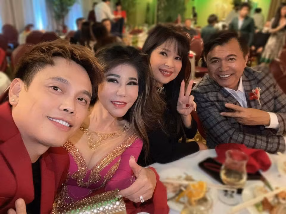 Sơn Tuyền dự tiệc đầu năm mới.